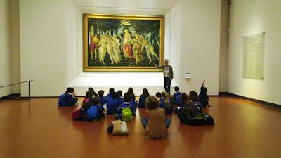 Una scuola davanti alla Primavera di Botticelli