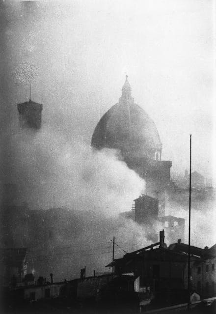 Veduta di Firenze durante le esplosioni delle mine tedesche nell'agosto 1944