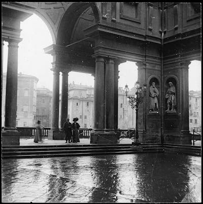 Veduta del loggiato della Galleria degli Uffizi 1917c.